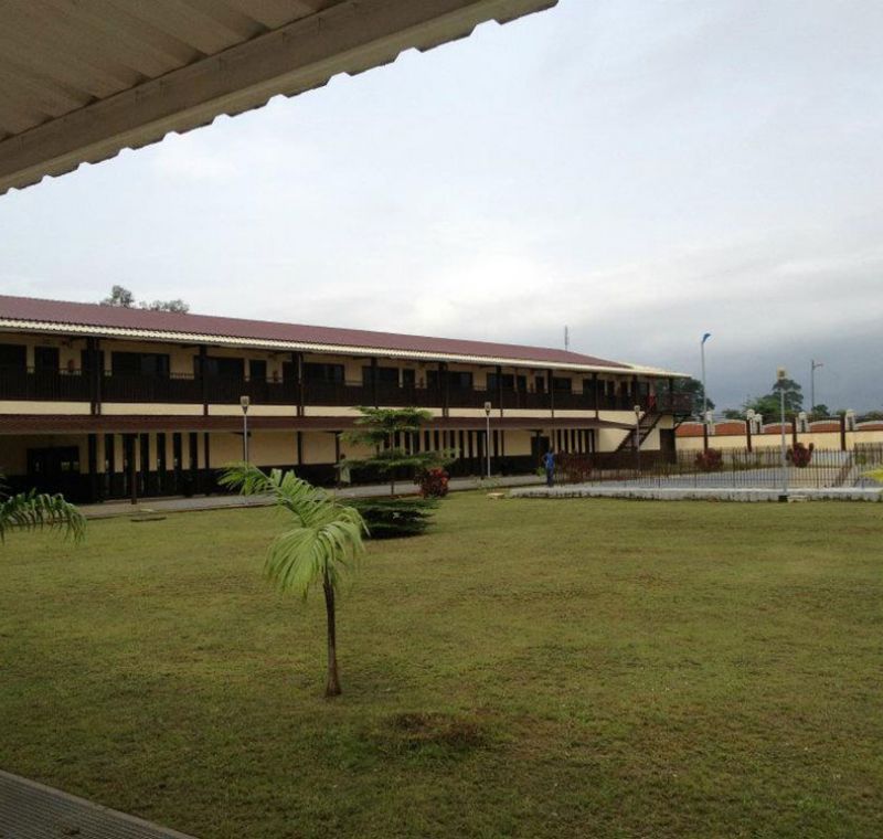 Colegio de dos plantas en Guinea Ecuatorial