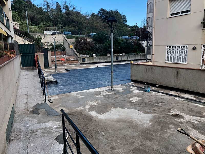 Obra en el suelo de un patio de vecinos