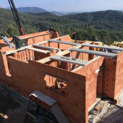 Habitatge de maons en construcció