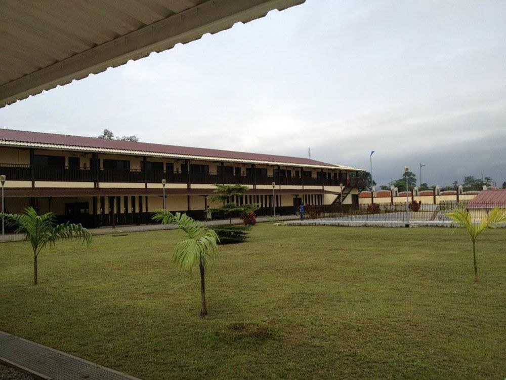 Colegio de dos plantas en Guinea Ecuatorial