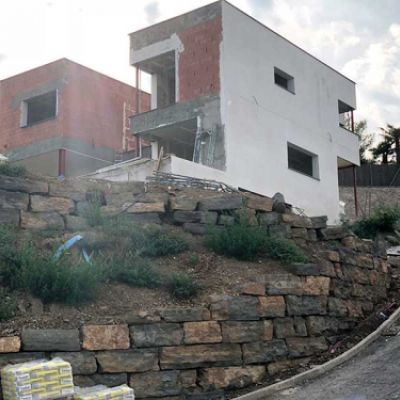 Habitatge de maons en construcció