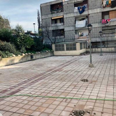 Patio de vecinos con suelo desgastado