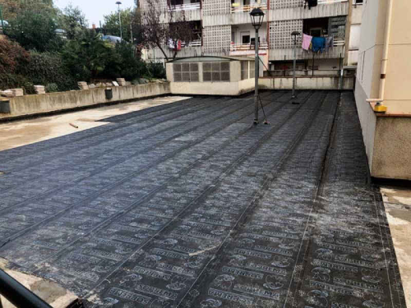 Patio de vecinos en proceso de renovación