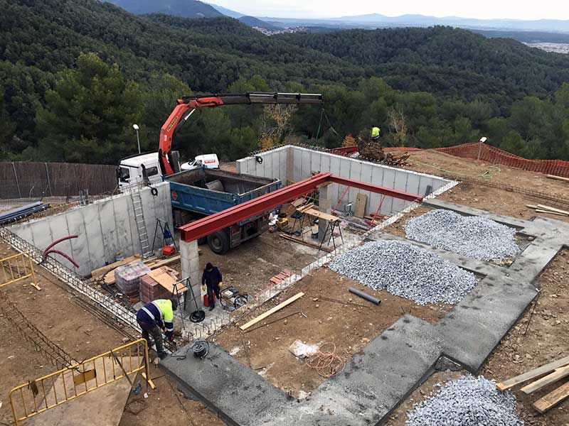 Aixecament de parets de formigó en habitatge