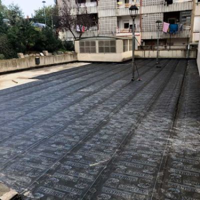 Patio de vecinos en proceso de renovación