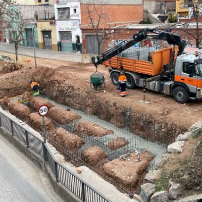 Excavació de terreny amb retroexcavadora