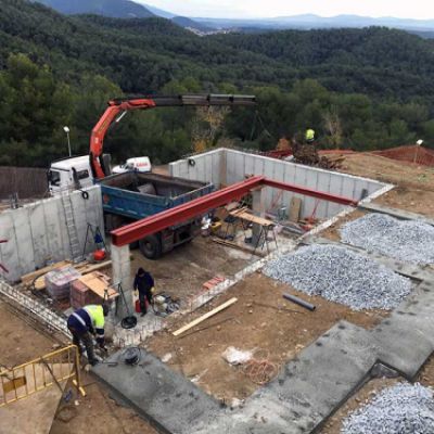 Aixecament de parets de formigó en habitatge