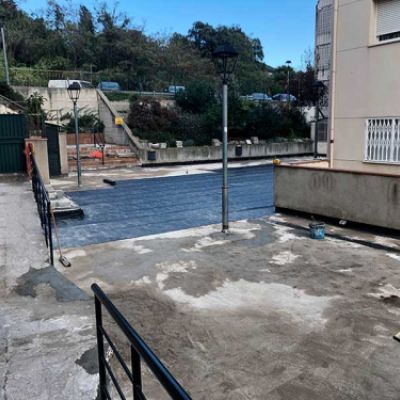 Obra en el suelo de un patio de vecinos